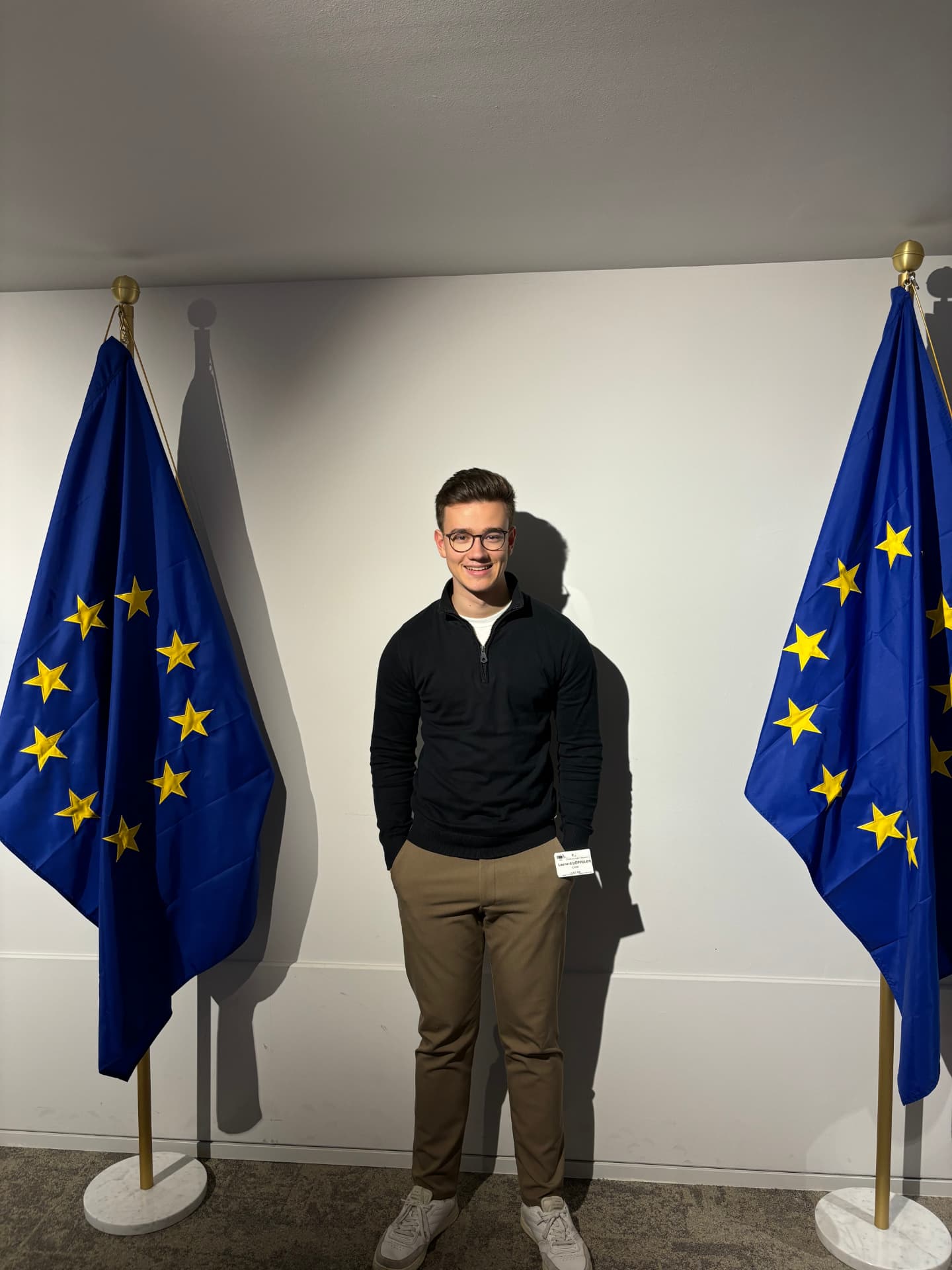 Leonard Döppeler zwischen Europaflaggen in Brüssel